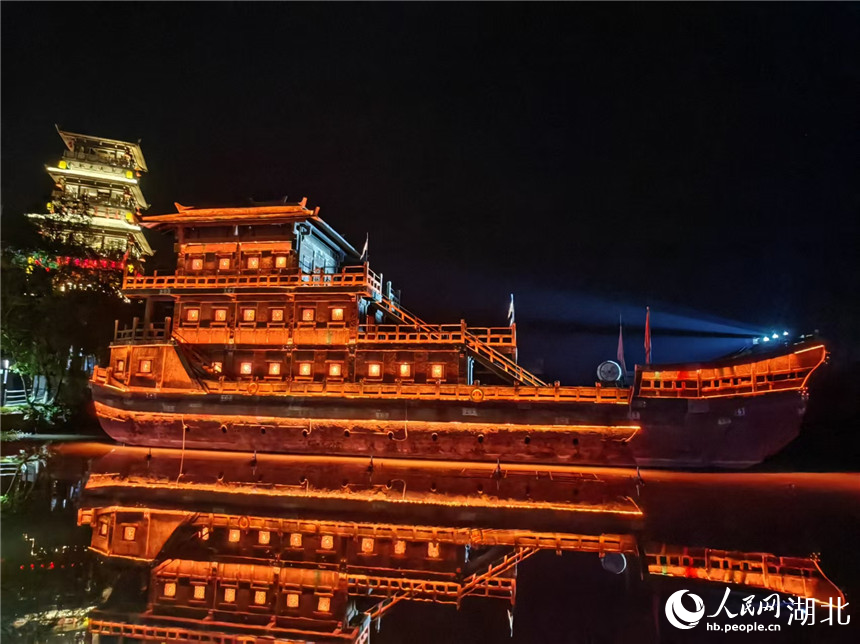 赤壁古戰(zhàn)場遺址中復(fù)原的戰(zhàn)船。