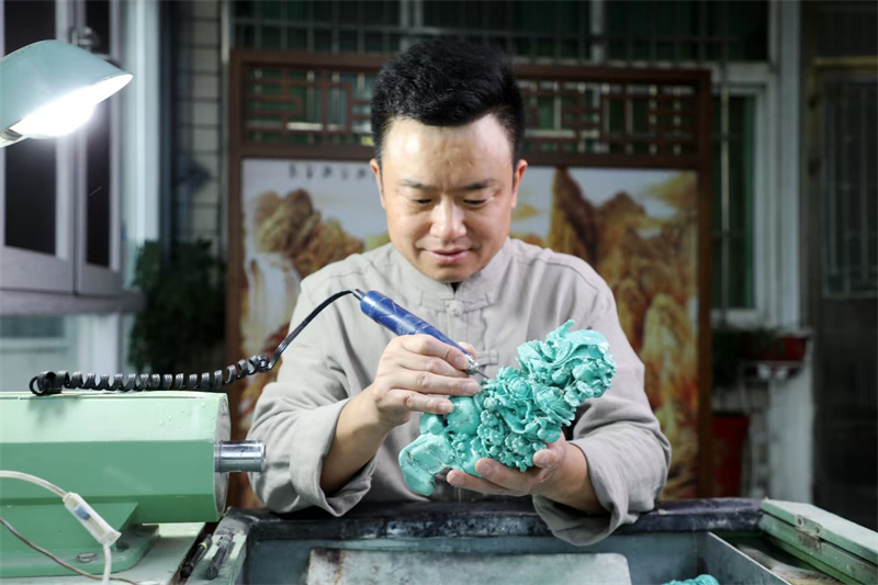 工匠正在雕刻綠松石工藝品。竹山縣融媒體中心供圖