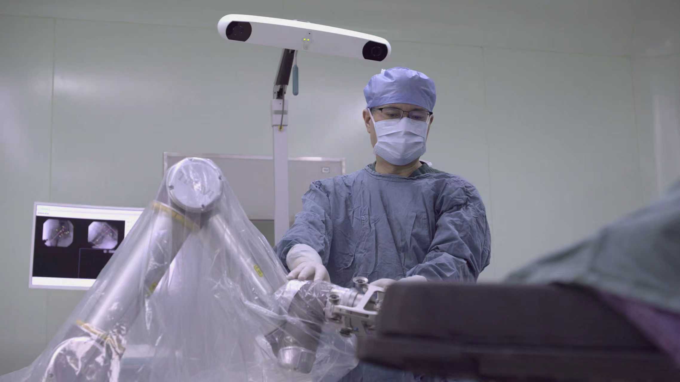 陳明在骨科機(jī)器人的輔助下進(jìn)行手術(shù)。受訪者供圖