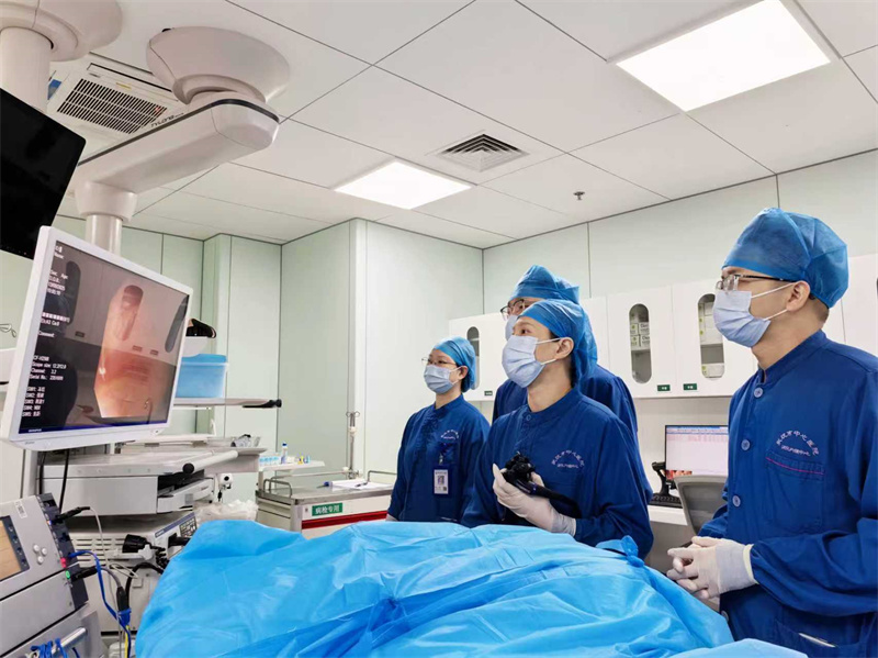 武漢市中心醫(yī)院消化內(nèi)科張姮醫(yī)生在“內(nèi)鏡精靈”的輔助下為患者檢查。受訪者供圖