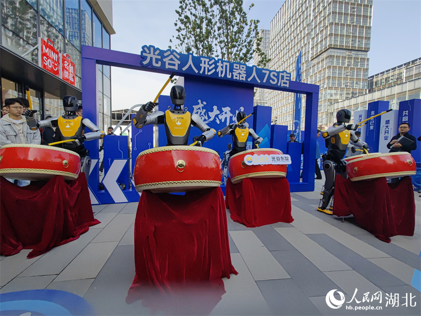 鄂產(chǎn)機(jī)器人表演打鼓。人民網(wǎng)記者 郭婷婷攝