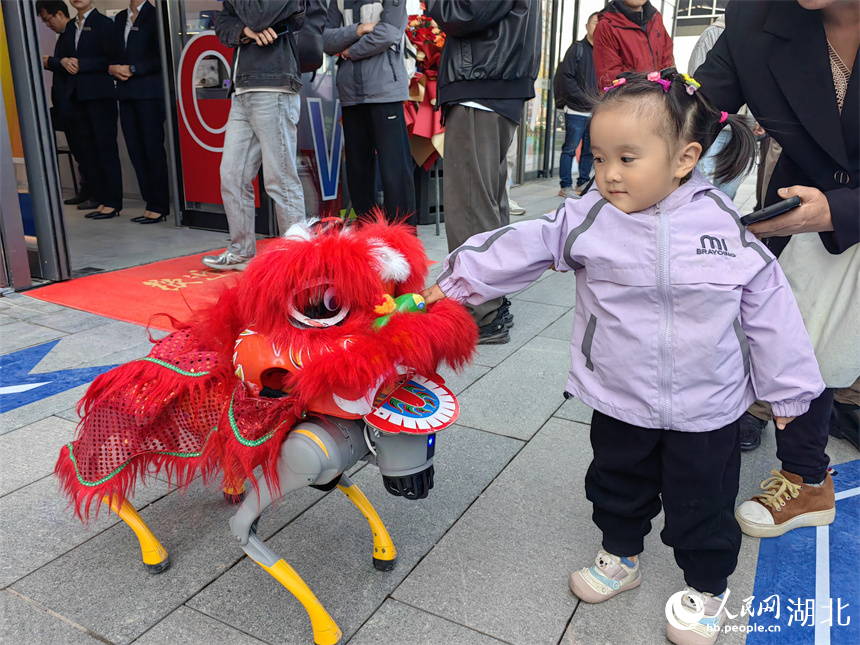 小朋友與機器狗親密互動。人民網記者 郭婷婷攝