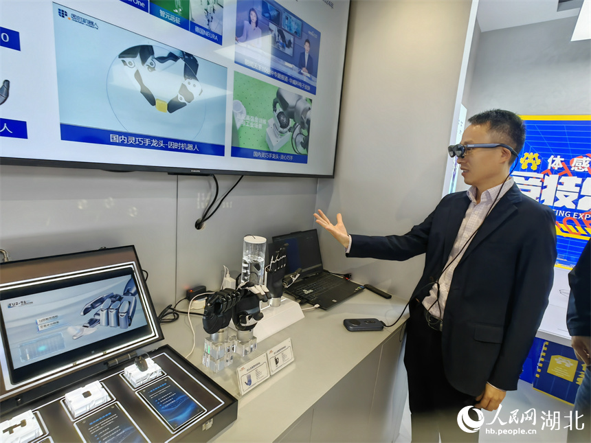 鄂研鄂產(chǎn)的柔性電子皮膚，裝備超過6000套人形機(jī)器人靈巧手。人民網(wǎng)記者 郭婷婷攝