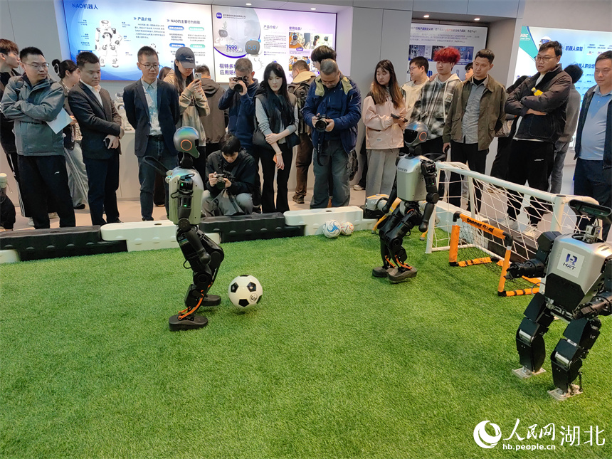光谷產(chǎn)機(jī)器人進(jìn)行足球比賽。人民網(wǎng)記者 郭婷婷攝