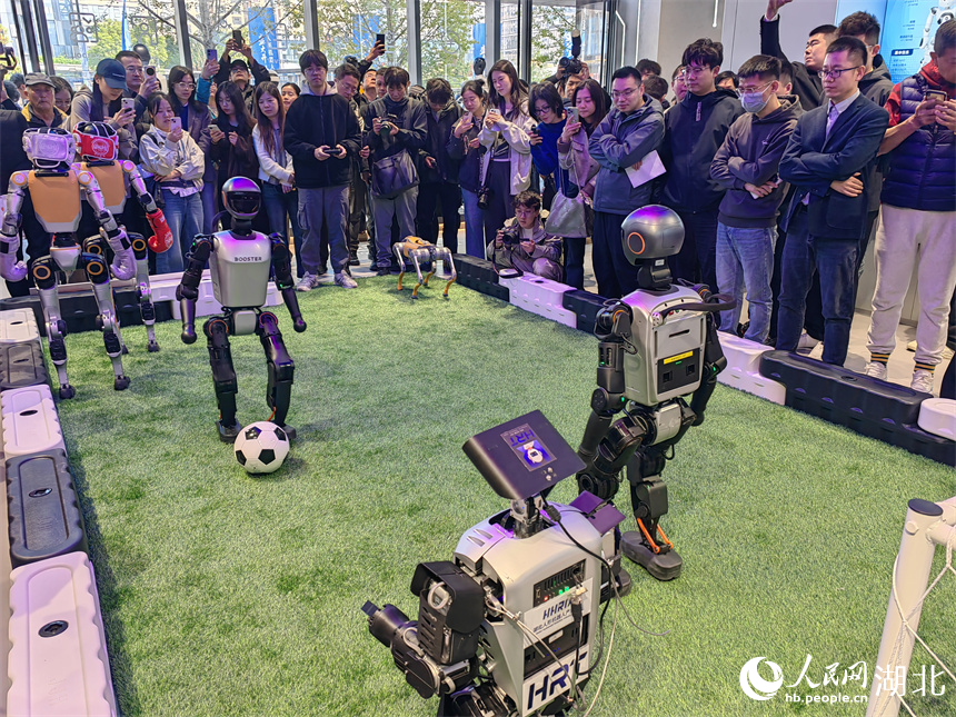光谷產(chǎn)機(jī)器人進(jìn)行足球比賽。人民網(wǎng)記者 郭婷婷攝
