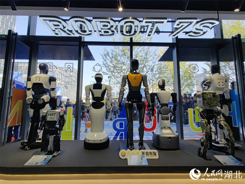 鄂研鄂產機器人在店里集中展示。人民網記者 郭婷婷攝