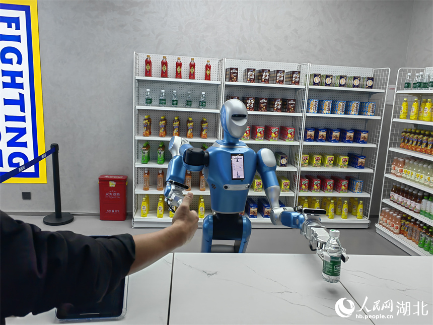 機(jī)器人超市中，機(jī)器人為顧客服務(wù)。人民網(wǎng)記者 郭婷婷攝