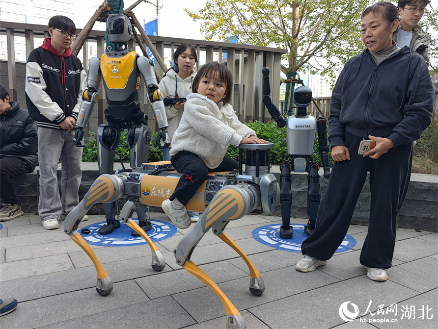 小朋友體驗(yàn)機(jī)器狗。人民網(wǎng)記者 郭婷婷攝