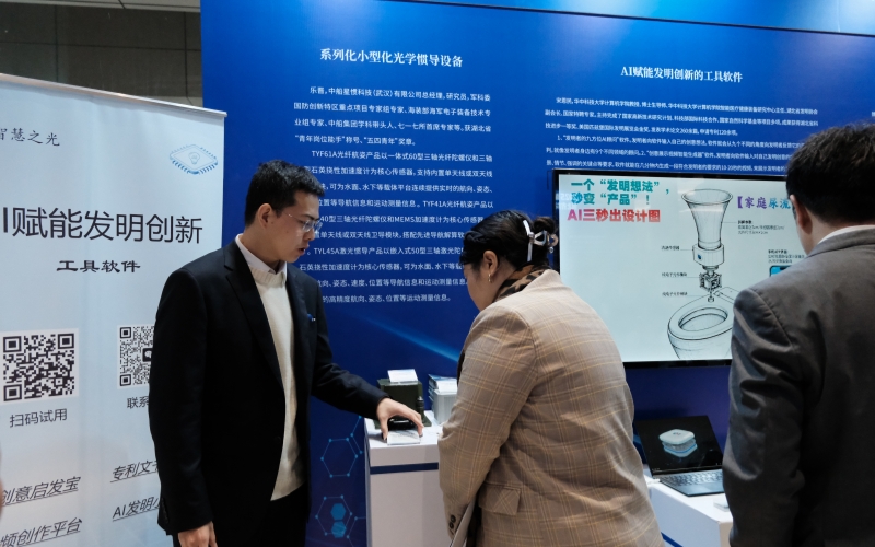 活動現(xiàn)場機(jī)器人彈奏揚(yáng)琴。杜槿霖攝