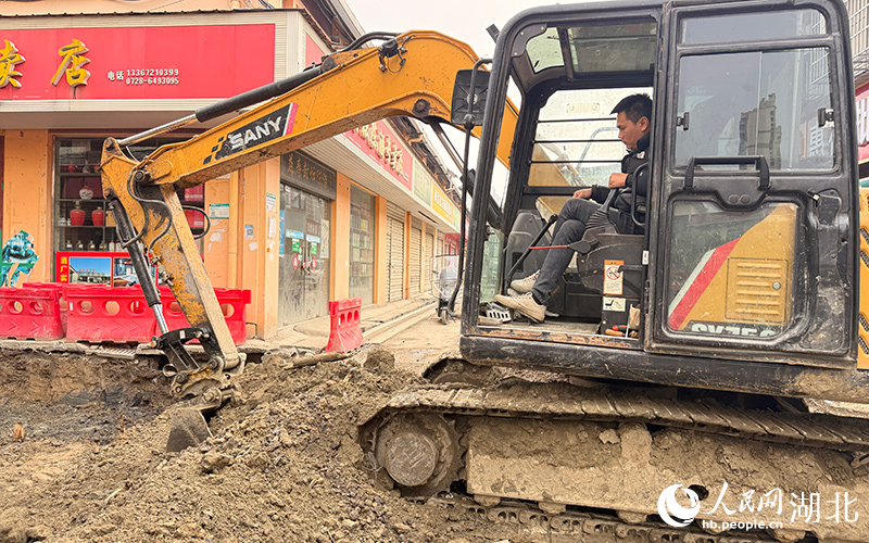 江漢大市場(chǎng)路面恢復(fù)中。人民網(wǎng)記者 張雋攝
