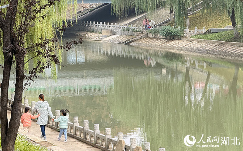 百里長(zhǎng)渠示范段。人民網(wǎng)記者 張雋攝