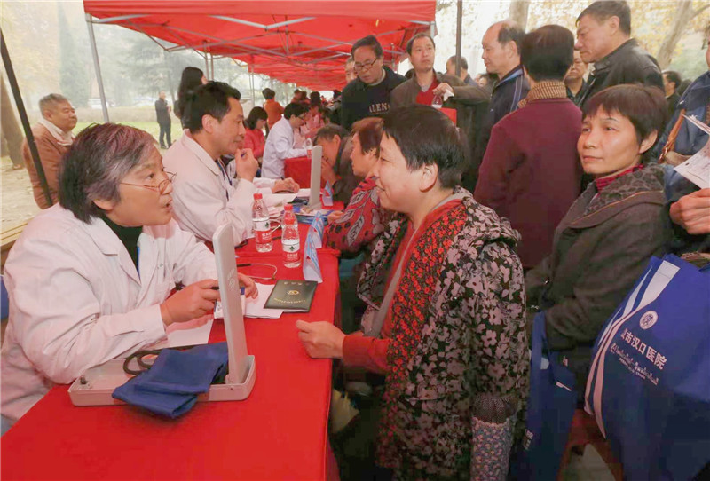 全國道德模范王爭艷醫(yī)生年逾70歲，還在堅(jiān)持為患者義診。受訪者供圖