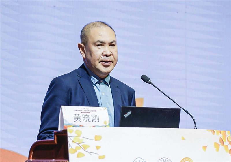 武漢醫(yī)學(xué)會(huì)副會(huì)長(zhǎng)兼秘書(shū)長(zhǎng)黃曉剛發(fā)言