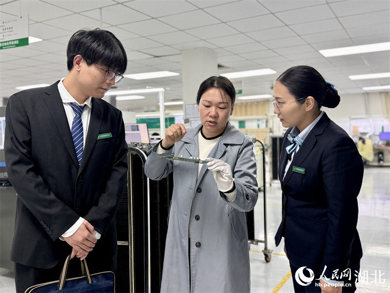 郵儲銀行鄂州市分行工作人員在彤諾電子生產車間走訪。人民網記者 周恬攝