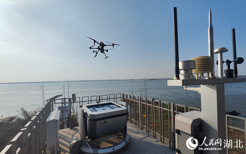 在武漢市江夏區(qū)斧頭湖枯竹海水域，無(wú)人機(jī)正在從機(jī)庫(kù)起飛。人民網(wǎng)記者 王郭驥攝