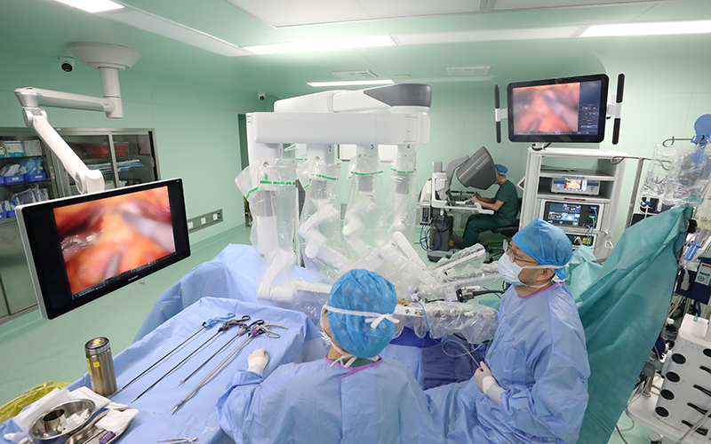  泌尿外科專家團(tuán)隊(duì)為患者實(shí)施手術(shù)機(jī)器人輔助下前列腺癌根治術(shù)。