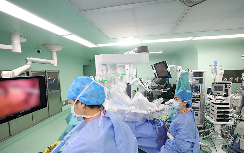 婦科專家團(tuán)隊(duì)為患者實(shí)施手術(shù)機(jī)器人輔助下婦科腫瘤切除術(shù)。
