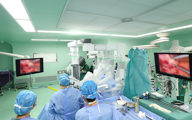 肝膽胰外科專家團(tuán)隊(duì)為患者實(shí)施手術(shù)機(jī)器人輔助下胰十二指腸切除術(shù)。