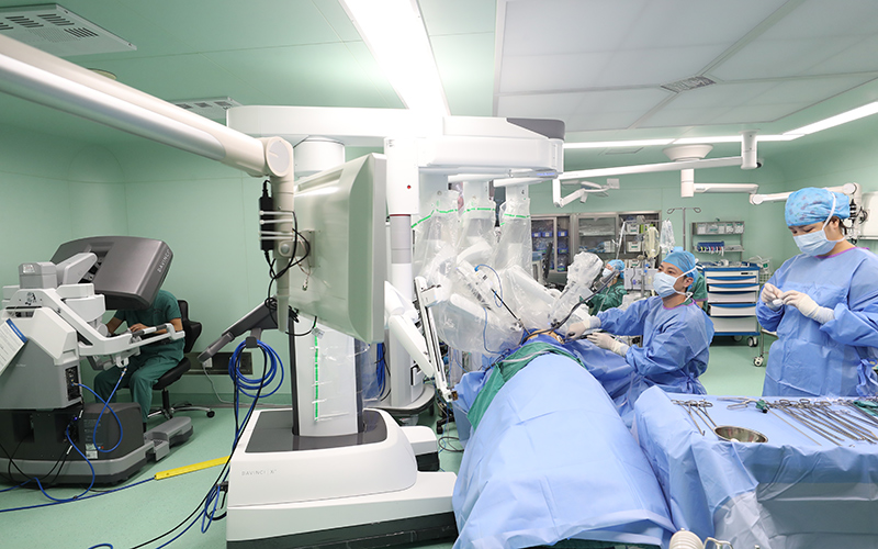 胸外科專家團(tuán)隊(duì)為患者實(shí)施手術(shù)機(jī)器人輔助下肺癌根治術(shù)。