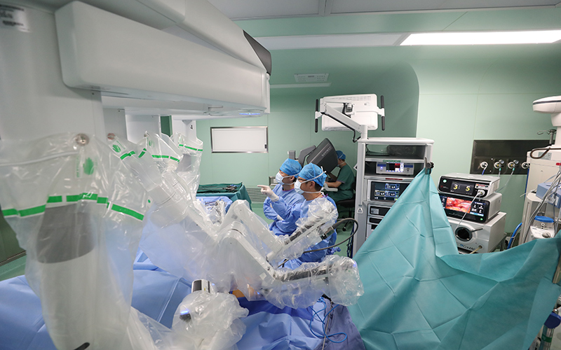 胃腸外科專家團(tuán)隊(duì)為患者實(shí)施手術(shù)機(jī)器人輔助下超低位直腸癌根治術(shù)。