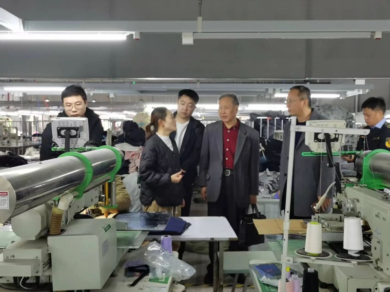 專家深入企業(yè)一線“問診”。