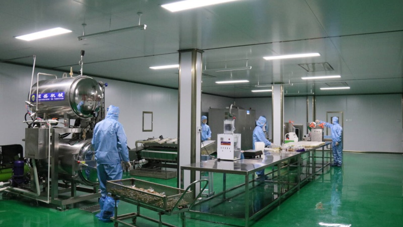 鄖西縣五洲鴻運(yùn)畜牧產(chǎn)品開(kāi)發(fā)有限公司馬頭山羊肉加工車(chē)間一片忙碌景象。鄒景根攝