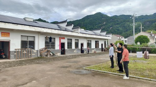 村書記介紹光伏電板建設(shè)情況
