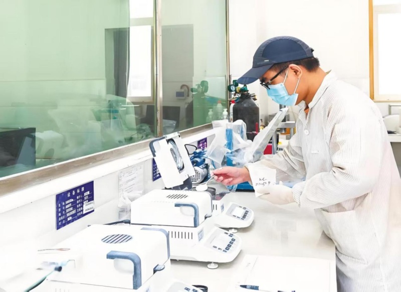 湖北某電子企業(yè)科研人員正在進(jìn)行科學(xué)實(shí)驗(yàn)。受訪單位供圖