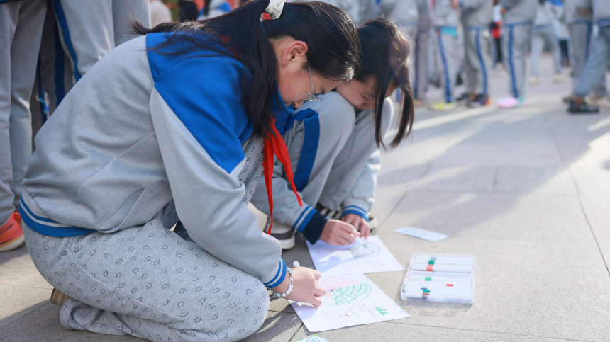 咸寧市第二十五屆青少年愛(ài)國(guó)主義讀書(shū)教育活動(dòng) “愛(ài)國(guó)主義與心理健康”主題游園會(huì)。謝志星攝