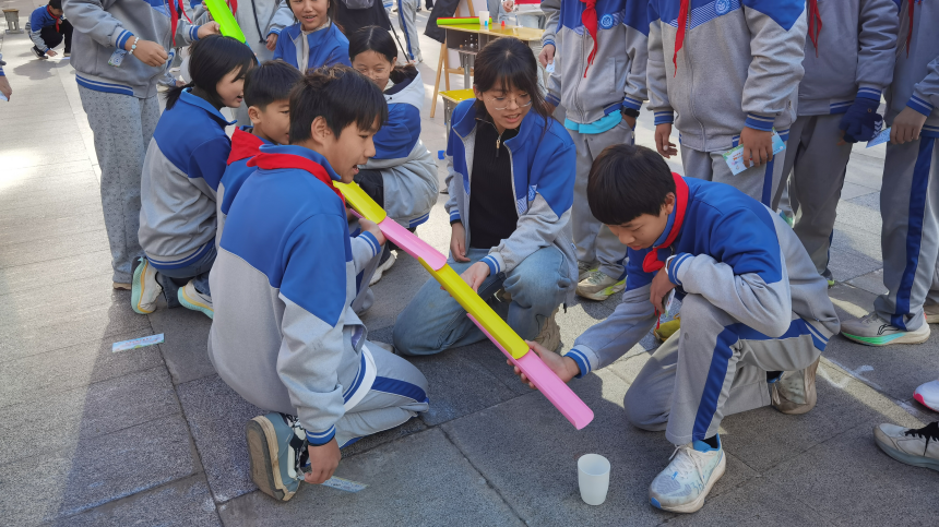 咸寧市第二十五屆青少年愛國(guó)主義讀書教育活動(dòng)“愛國(guó)主義與心理健康”主題游園會(huì)。謝志星攝