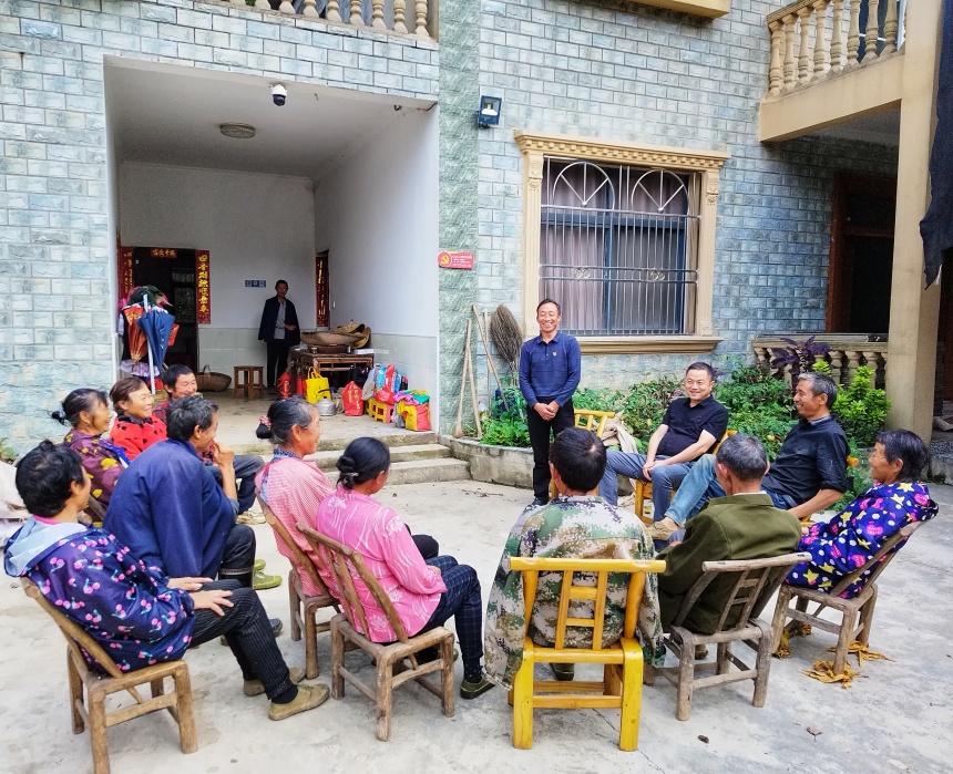 陡山村召開(kāi)紅色屋場(chǎng)會(huì)。