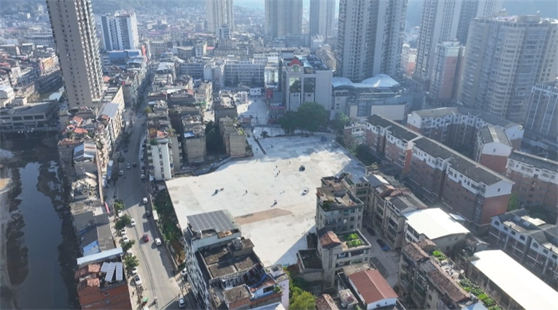 新建停車場(chǎng)。唐成攝