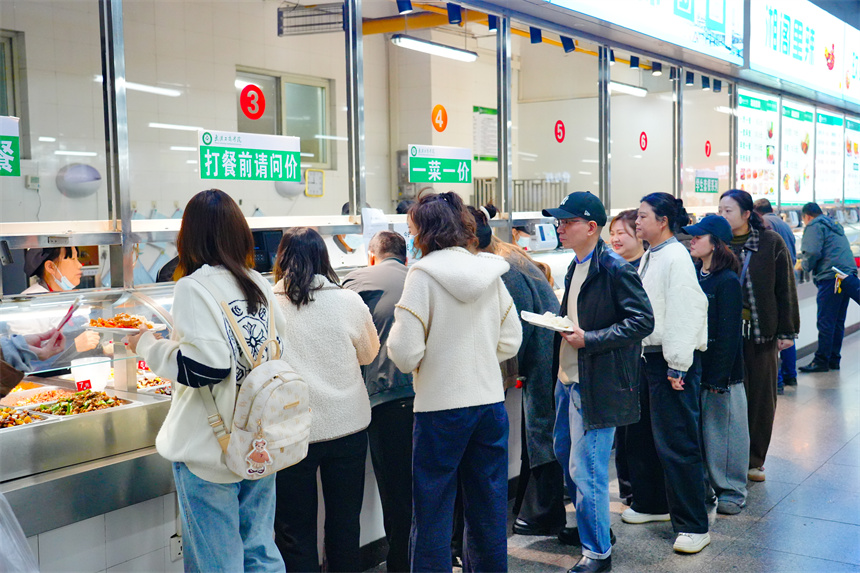 師生排隊(duì)買螃蟹。劉皓辰攝