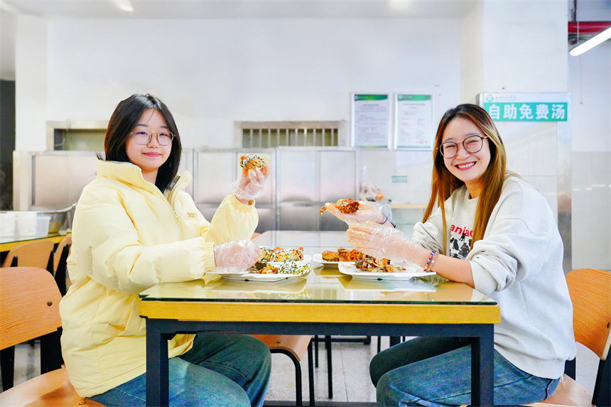 學生們正在餐廳吃螃蟹。劉皓辰攝