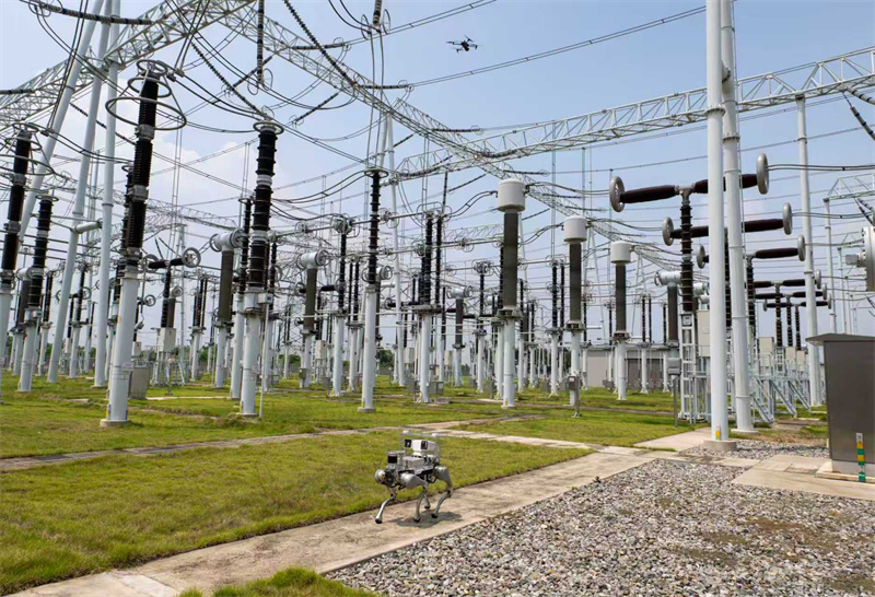 在500千伏安福變電站，國(guó)網(wǎng)湖北超高壓公司啟用“智能戰(zhàn)隊(duì)”開展“空天地”立體巡檢。何偉、楊志強(qiáng)攝