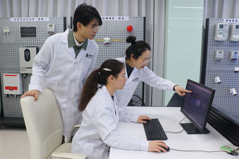 2.國(guó)網(wǎng)湖北電科院技術(shù)人員開展人工智能技術(shù)研究。劉超攝