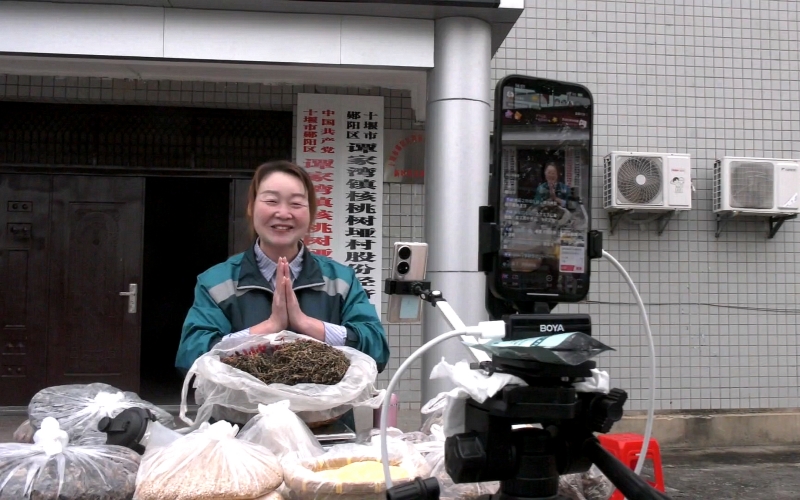 鄉(xiāng)村主播打開鄉(xiāng)村“大市場”。