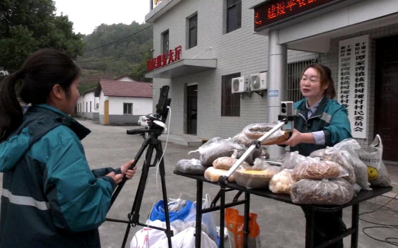 鄉(xiāng)村主播打開鄉(xiāng)村“大市場”。