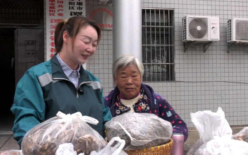 鄉(xiāng)村主播打開鄉(xiāng)村“大市場”。