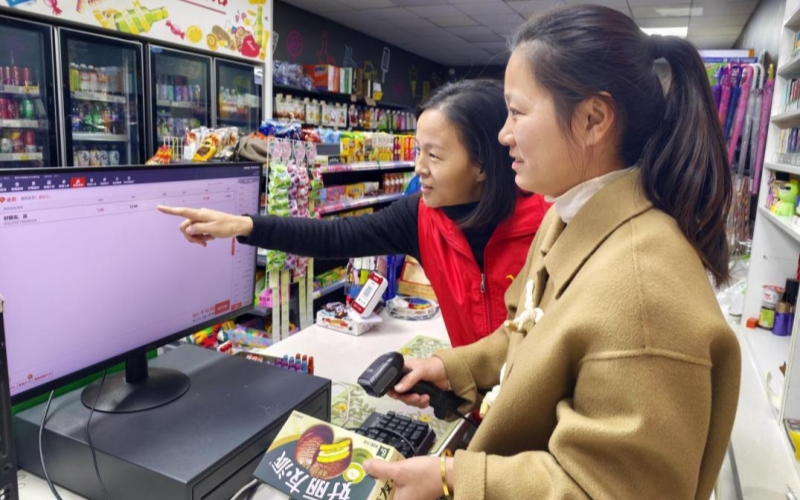 客戶經(jīng)理指導(dǎo)知音店長操作“知音通”智能管理系統(tǒng)。