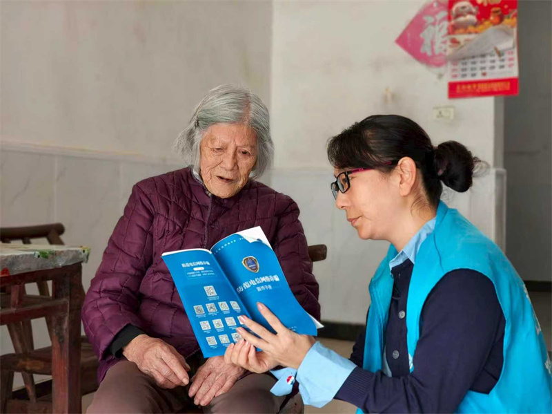 湖北移動工作人員細(xì)心為老人講解反詐知識