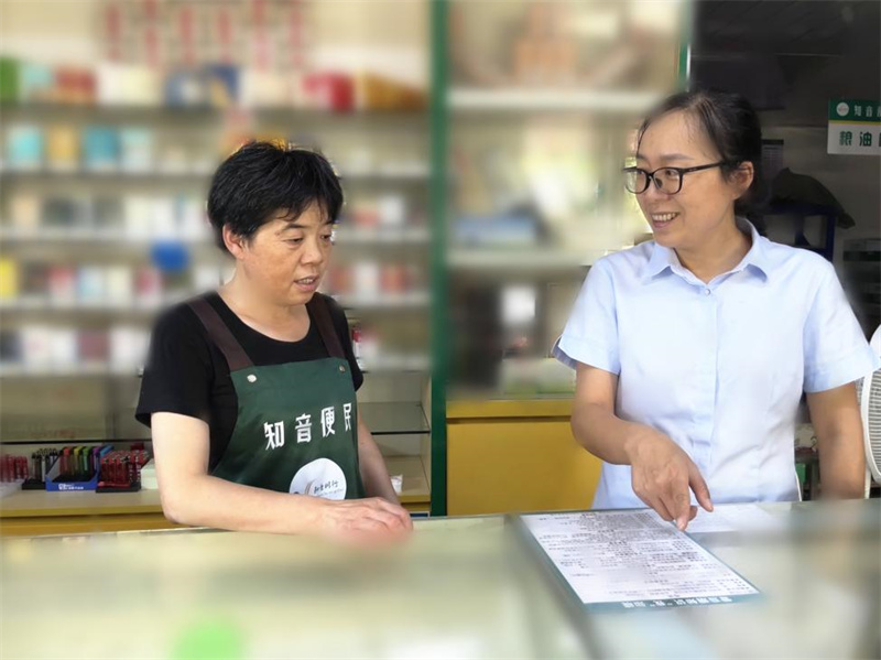 客戶經(jīng)理（右）講解訂貨流程。陳堯攝