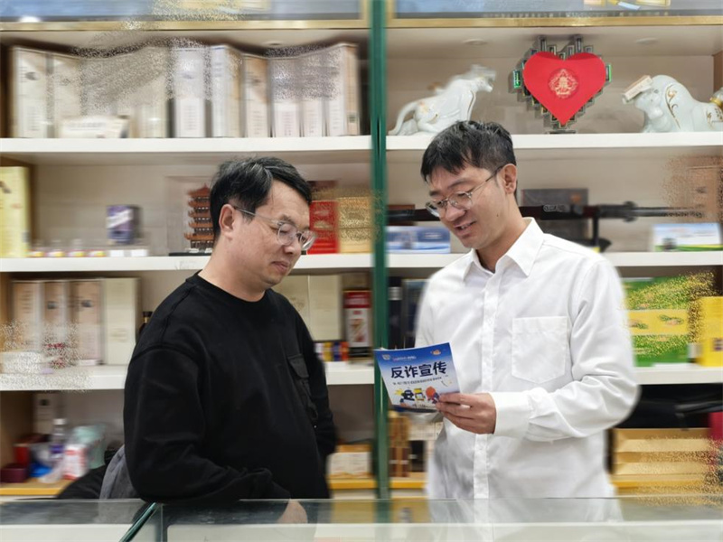 客戶經(jīng)理（右）進行反詐宣傳?？孜z