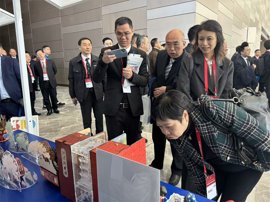 與會(huì)嘉賓觀看武漢工商學(xué)院師生共創(chuàng)的文創(chuàng)作品