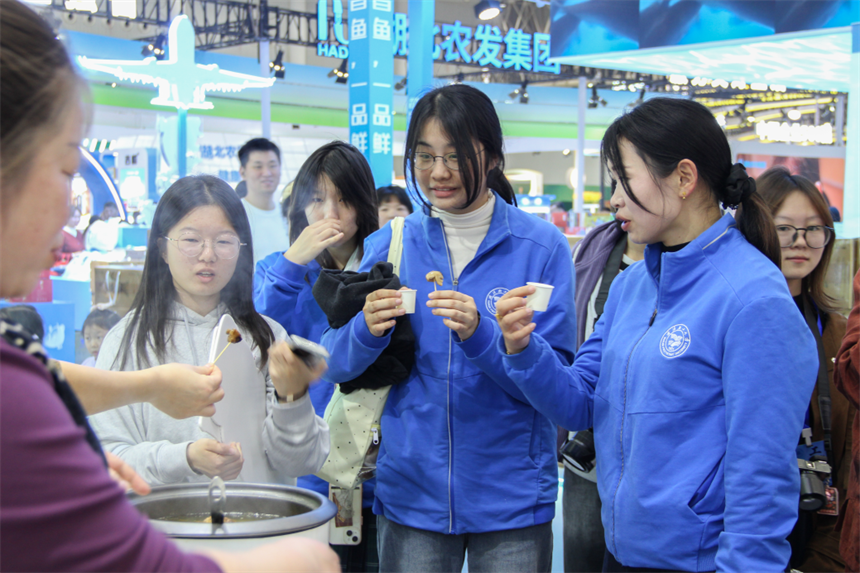 在農(nóng)博會(huì)“上課”，學(xué)子直呼“學(xué)到了”