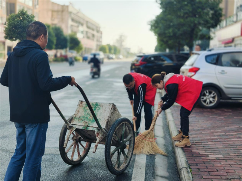 紅安縣局組織黨員與志愿者開展環(huán)境整治志愿服務(wù)。潘帆攝