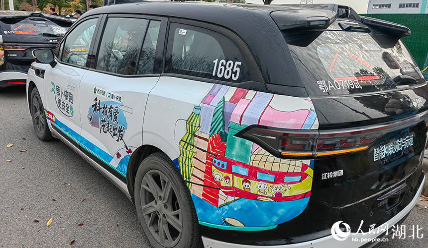 孤獨癥兒童的畫作被印上了無人駕駛車輛。人民網(wǎng)記者 郭婷婷攝