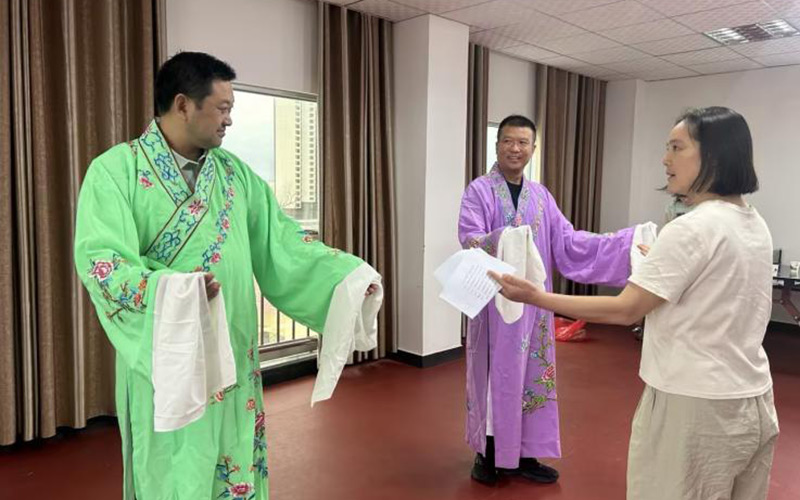 專班成員利用業(yè)余時(shí)間學(xué)習(xí)花鼓戲。