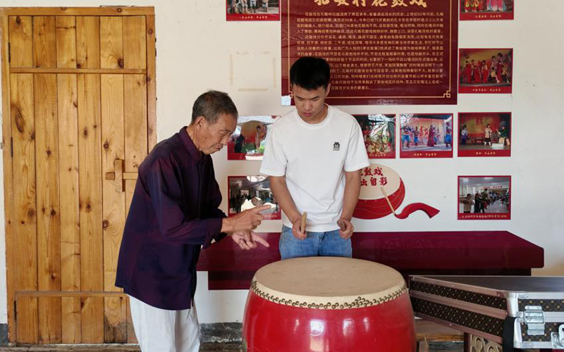 花鼓戲傳承人教授青年員工傳統(tǒng)技藝。