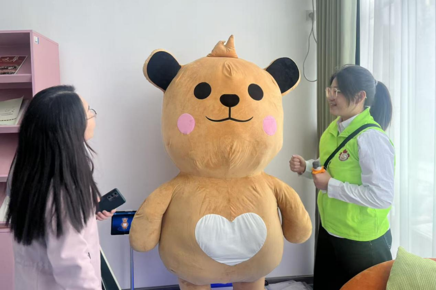 參會代表體驗“抱抱熊”AI情緒調(diào)節(jié)設(shè)備